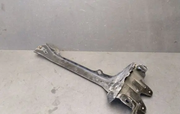 Volkswagen Touareg I Radiator support slam panel bracket 7L0805799