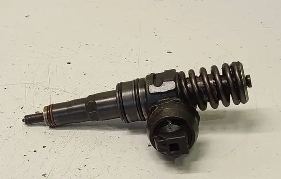 Volkswagen Golf V Fuel injector 038130073BN