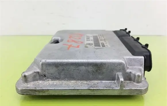 Volkswagen PASSAT B5 Engine control unit/module 038906018FT