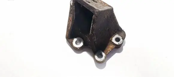 Mitsubishi Pajero Engine mounting bracket
