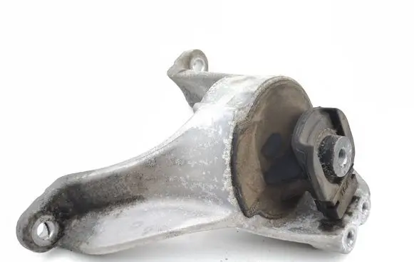 Honda CR-V Engine mount bracket 