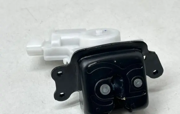 Toyota Yaris Cross Tailgate/trunk/boot lock/catch/latch 693500D220