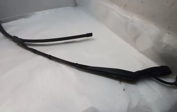 Front wiper blade arm