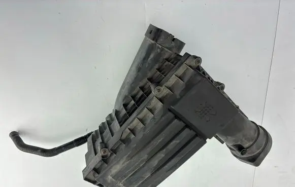 Volkswagen PASSAT B7 Air filter box 1K0129620E