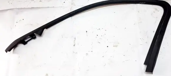 Mercedes-Benz C AMG W204 Front door glass trim molding A2047250271