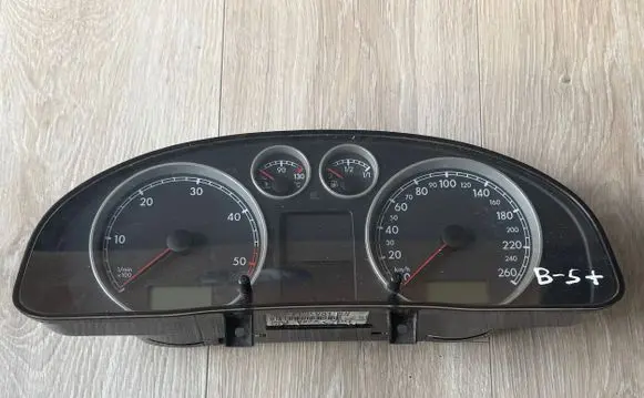 Volkswagen PASSAT B5.5 Speedometer (instrument cluster) 88311245