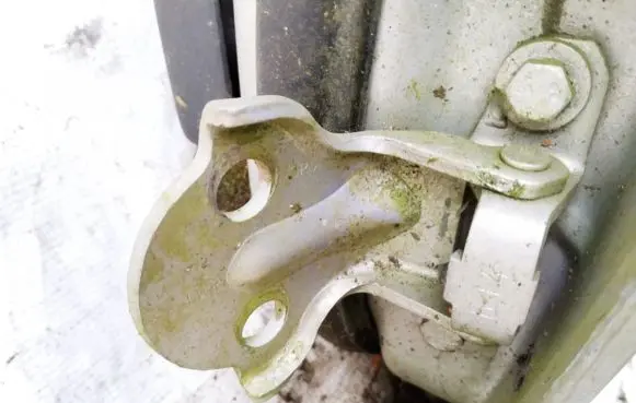 Volvo S40, V40 Rear door lower hinge