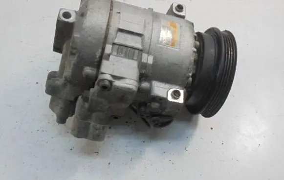 Volkswagen PASSAT B5 Air conditioning (A/C) compressor (pump) 8D0260808
