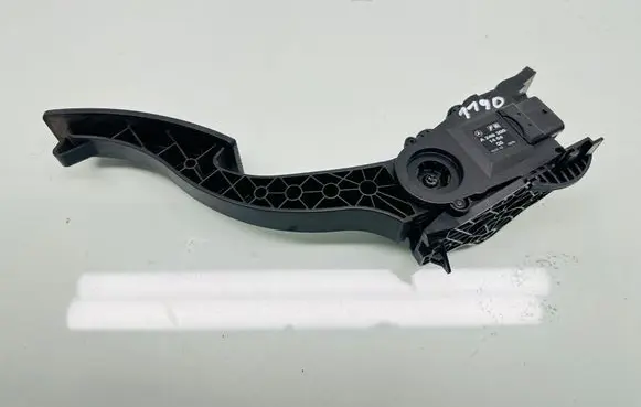 Accelerator throttle pedal