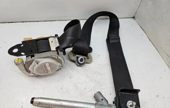 Nissan Note (E11) Front seatbelt
