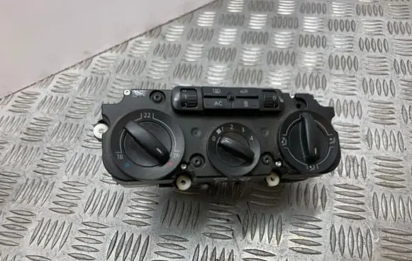 Volkswagen PASSAT B6 Climate control unit