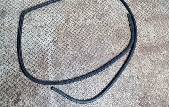 Nissan X-Trail T32 Rear door rubber seal (on body) 