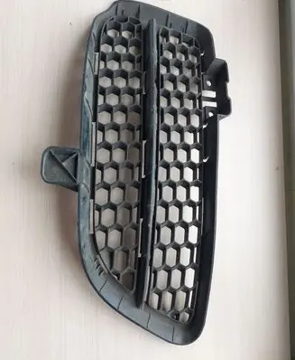 Volkswagen Touareg I Front bumper lower grill 7L6853665B