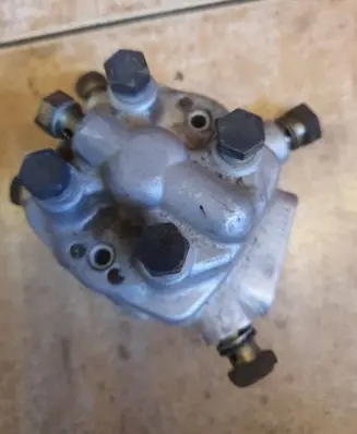 Audi 80 90 B3 Fuel distributor 0438101005