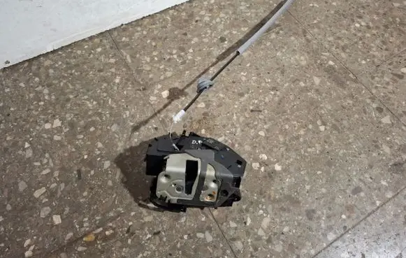 Volvo V60 Front door lock 31301740