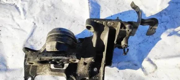 Nissan Qashqai Engine mount bracket