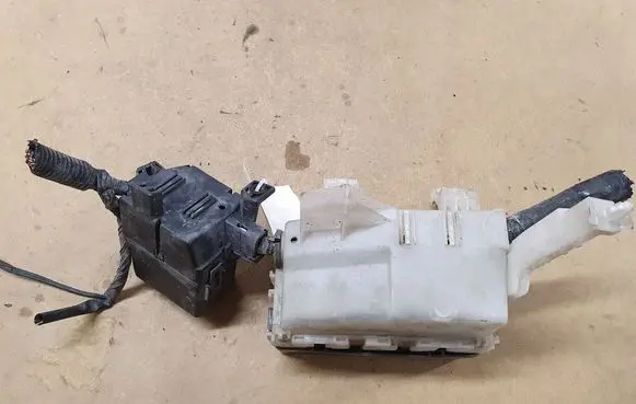 Nissan X-Trail T30 Fuse module EQ15A