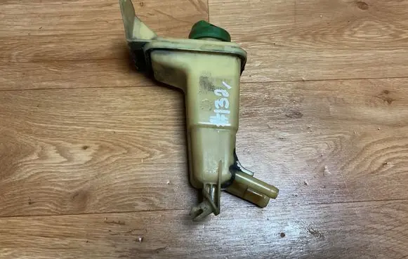 Volkswagen PASSAT B5 Power steering fluid tank/reservoir 8D0422373C