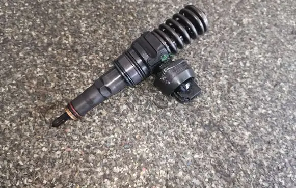 Skoda Octavia Mk2 (1Z) Fuel injector 038130073AG 0414720215
