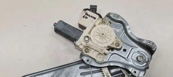 Toyota Avensis T250 Rear door window regulator with motor 0130822031 999060102 992045100