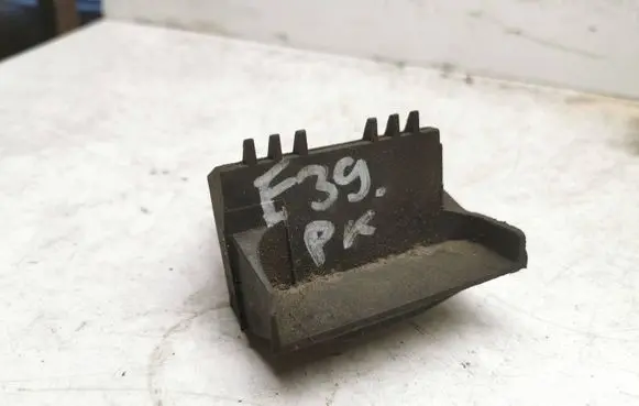 Radiator mount bracket