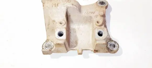 Engine mounting bracket