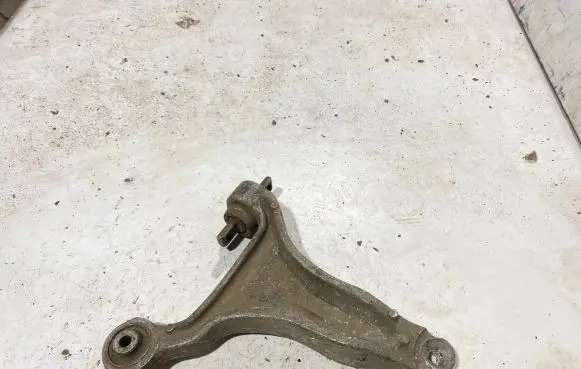 Volvo XC70 Front lower control arm/wishbone 08646376
