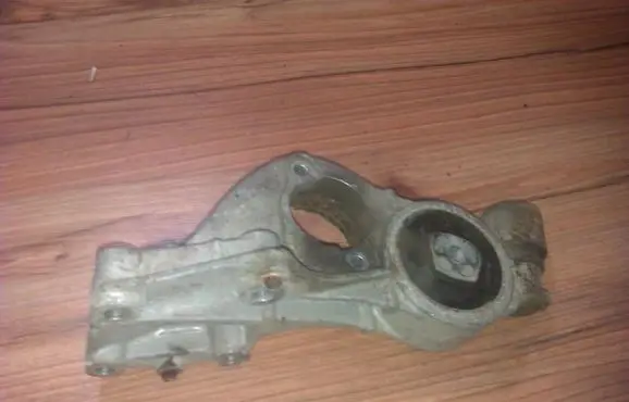 Peugeot Partner Engine mount bracket 96391768