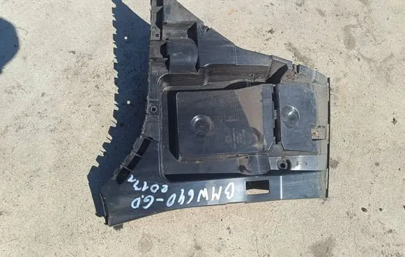 Rear bumper mounting bracket