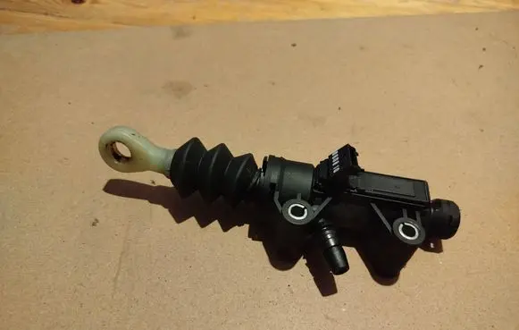 Clutch slave cylinder