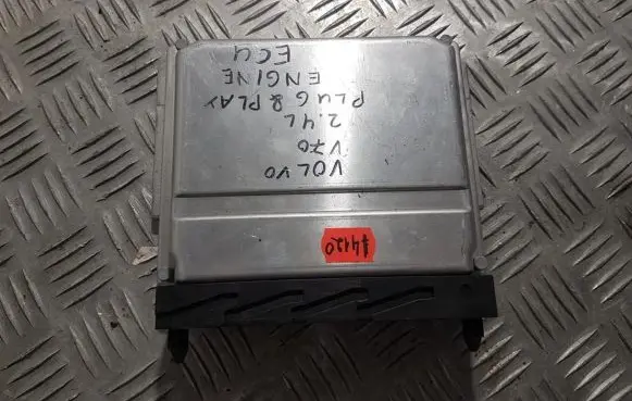Volvo V70 Engine control unit/module 0261207712