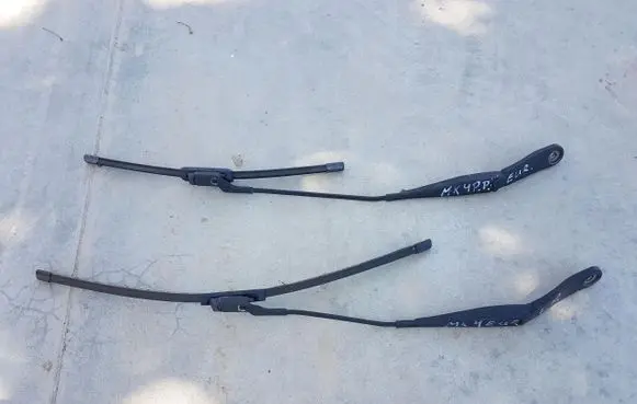 Ford Mondeo MK IV Front wiper blade arm