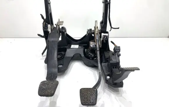 Opel Astra J Pedal assembly 39032843
