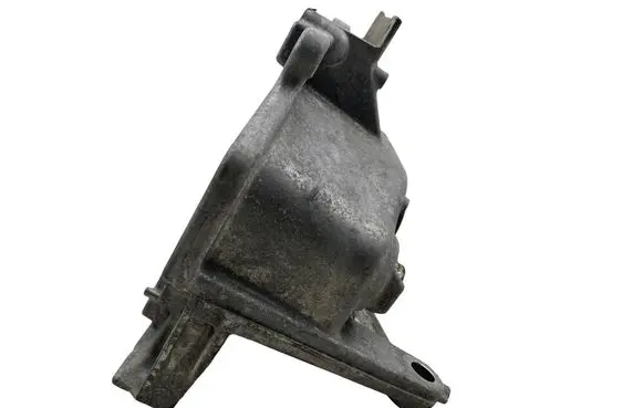 Nissan Pulsar Engine mounting bracket