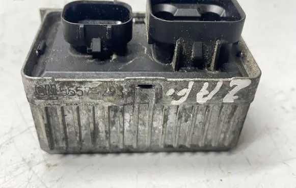 Opel Zafira C Glow plug pre-heat relay 55574293