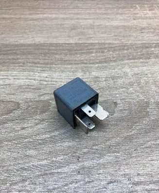 Audi A6 S6 C5 4B Other relay 8D0951253A V23134J52X300 370