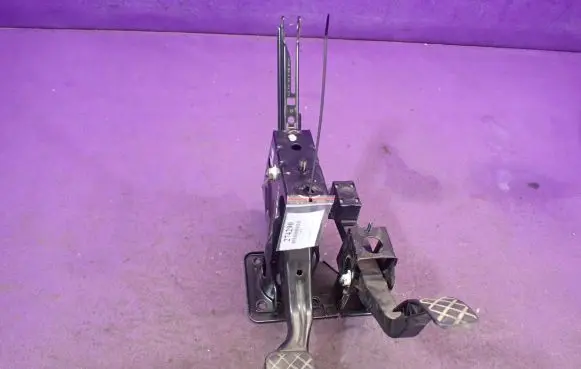Volkswagen Golf IV Pedal assembly 1J1721111C