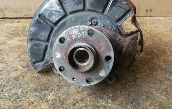 Volkswagen Golf V Front wheel hub