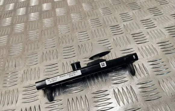 Opel Vivaro Seat belt adjustment rail 878242668R 34139117 93868123