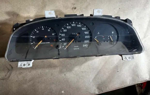 Mazda 626 Speedometer (instrument cluster) PLH43B