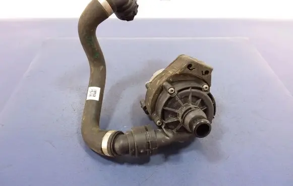 BMW 3 F30 F35 F31 Water pump 8638240
