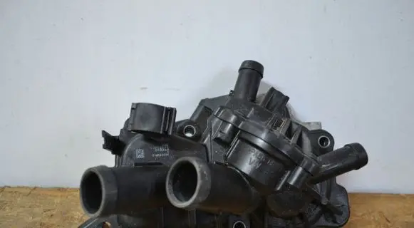 Volkswagen Golf VII Water pump 04E121042C