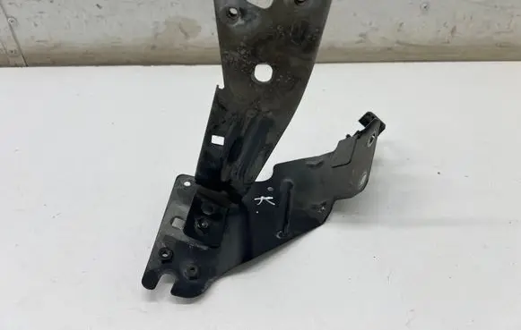 Maserati Ghibli Fender mounting bracket B422