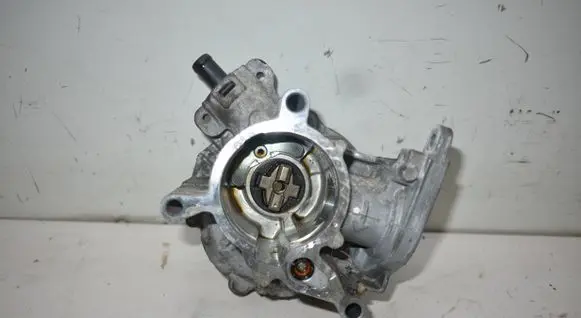 Audi A4 S4 B8 8K Vacuum pump 06J145100G