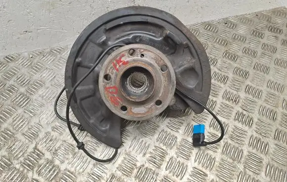 Mercedes-Benz CLA C117 X117 W117 Rear wheel hub 2460106 A2464230220 A2469059402