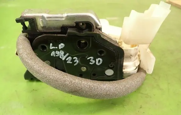 Audi A1 Front door lock 8J1837015C