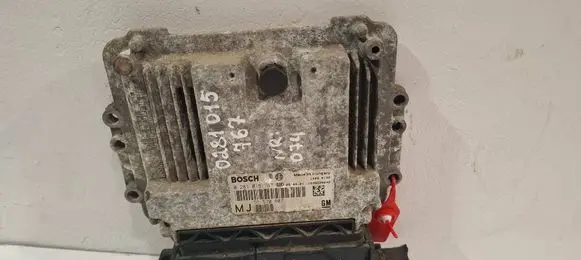 Opel Zafira B Engine control unit/module 0281015767 55570807