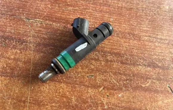Audi A6 S6 C5 4B Fuel injector 06C133551