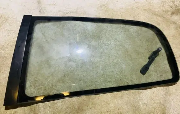 Nissan Sunny Rear side window