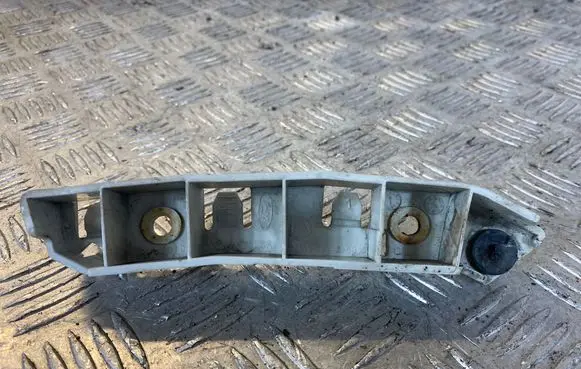 Ford Focus Front bumper mounting bracket BM5117D959